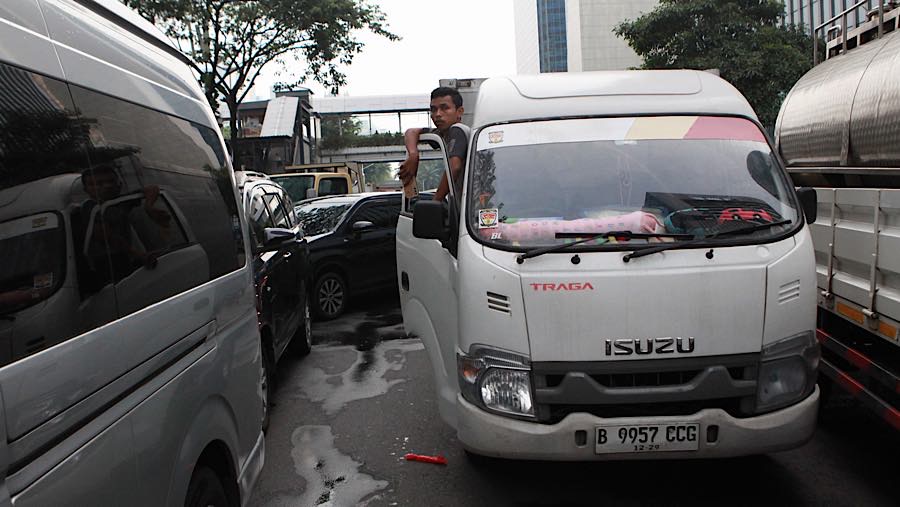 Pengemudi terjebak macet akibat aksi unjuk rasa di Jalan Jend. Sudirman, Jakarta, Senin (15/6/2026). (Bloomberg Technoz/Andrean Kristianto)
