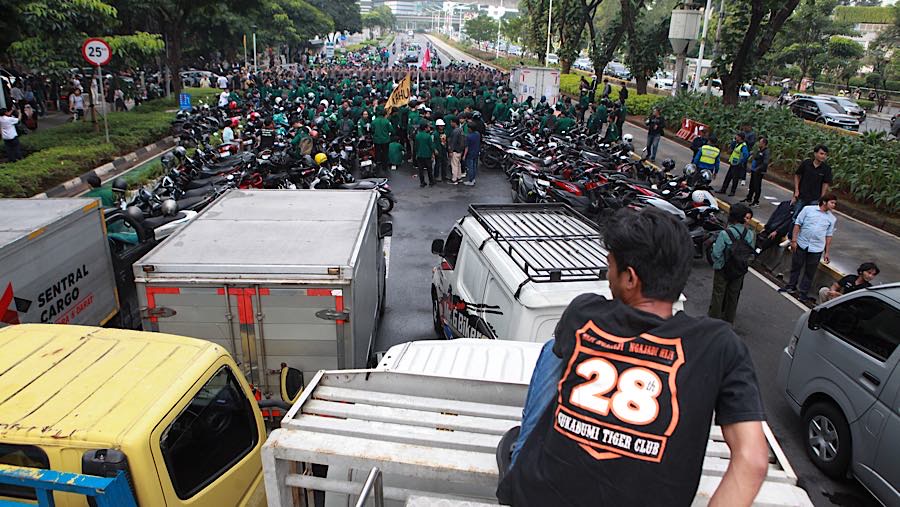 Pengemudi terjebak macet akibat aksi ujuk rasa di Jalan Jend. Sudirman, Jakarta, Senin (15/6/2026). (Bloomberg Technoz/Andrean Kristianto)