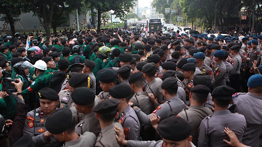 Polisi dan mahasiswa terlibat aksi dorong di Jalan Jenderal Sudirman, Jakarta, Senin (15/6/2026). (Bloomberg Technoz/Andrean Kristianto)