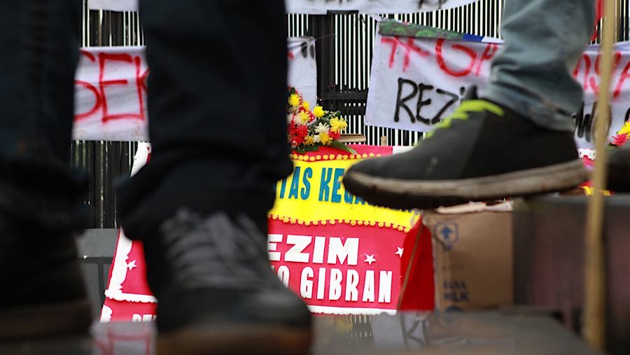 Sejumlah mahasiswa melakukan aksi unjuk rasa di depan Gedung DPR/MPR, Jakarta, Senin (15/6/2026). (Bloomberg Technoz/Andrean Kristianto)
