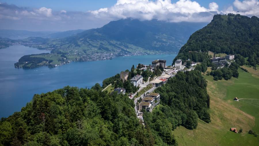 Bürgenstock, resor mewah di kawasan pegunungan yang menghadap langsung ke Danau Lucerne. (Sumber: Bloomberg)