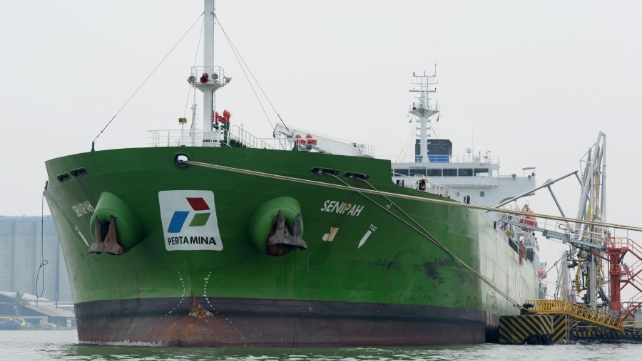 Sebuah kapal tanker minyak berlabuh di fasilitas PT Pertamina di Pelabuhan Tanjung Priok, Jakarta, Indonesia./Bloomberg-Dimas Ardian