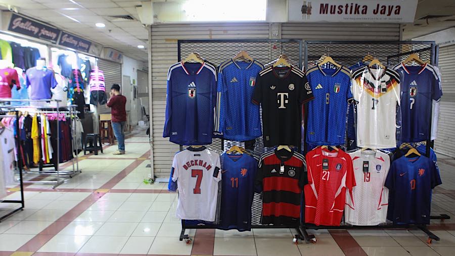 Pasar Tanah Abang, Jakarta Pusat, menjadi salah satu tujuan para penggemar sepak bola untuk berburu jersey Piala Dunia 2026. (Bloomberg Technoz/Andre)