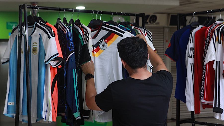 Calon pembeli memilih seragam sepak bola tim nasional di Pasar Tanah Abang, Jakarta, Rabu (17/6/2026). (Bloomberg Technoz/Andrean Kristianto)