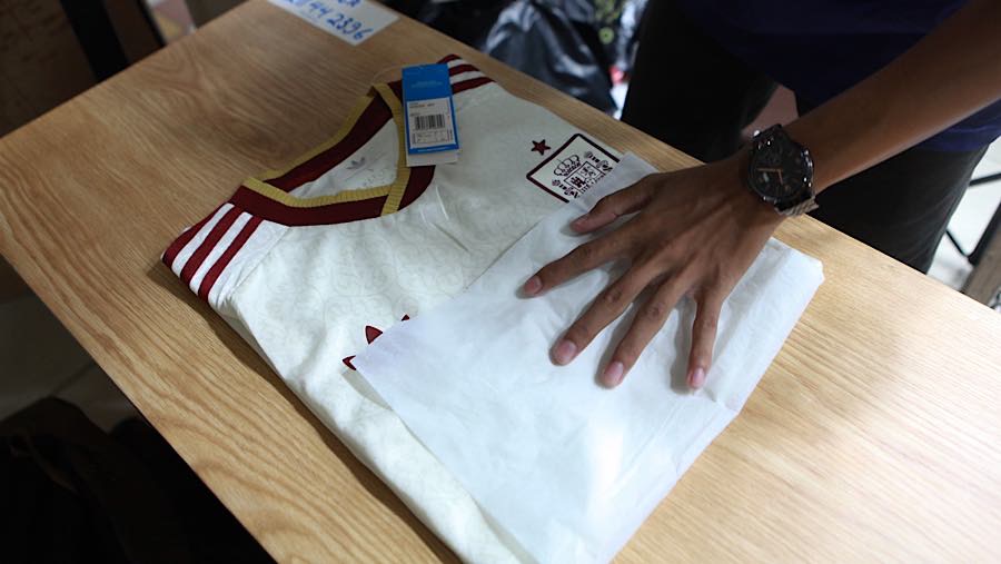 Beragam seragam tim nasional tersedia di lokasi tersebut dengan kualitas Grade Original asal Thailand. (Bloomberg Technoz/Andrean Kristianto)