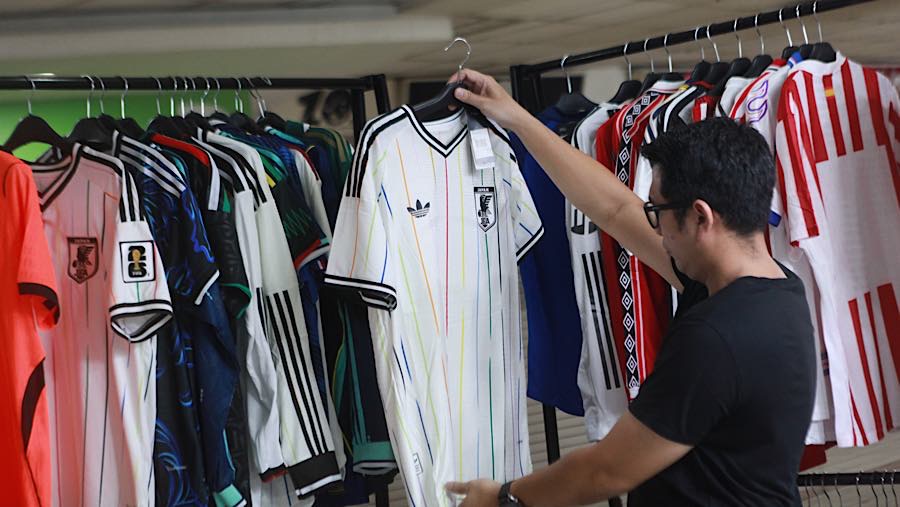 Calon pembeli memilih seragam sepak bola tim nasional di Pasar Tanah Abang, Jakarta, Rabu (17/6/2026). (Bloomberg Technoz/Andrean Kristianto)