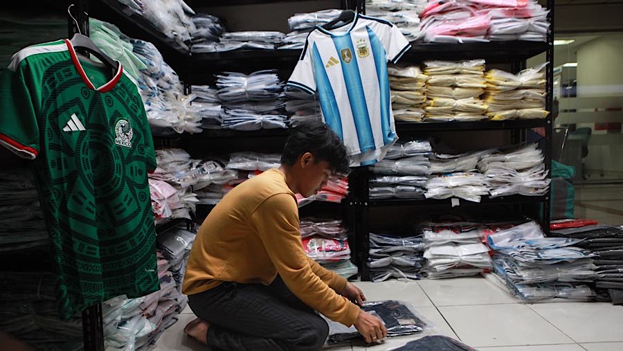 Harga jual jersey piala dunia kualitas grade ori berkisar Rp220.000 hingga Rp300.000. (Bloomberg Technoz/Andrean Kristianto)