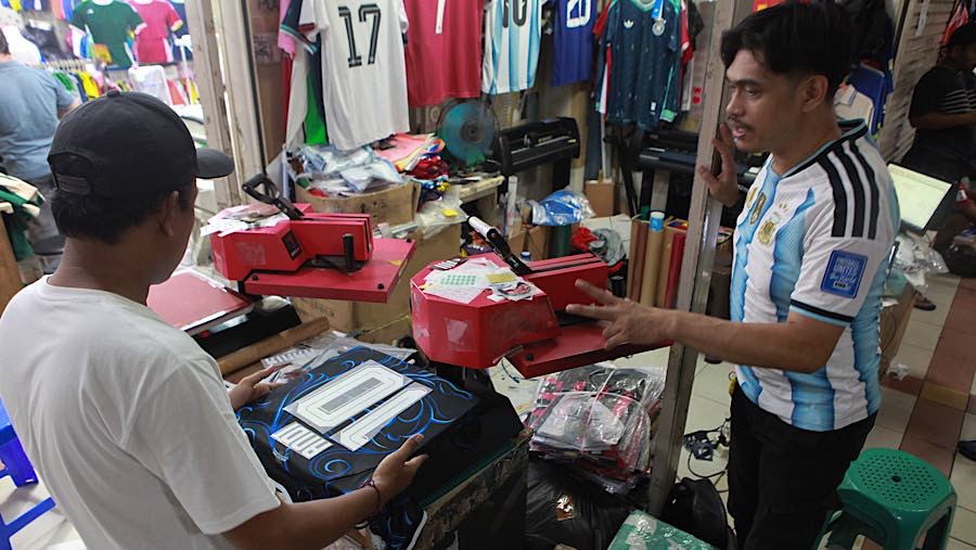 Selain penjualan jersey, pembeli juga dapat menyablon nama dan nomor punggung. (Bloomberg Technoz/Andrean Kristianto)