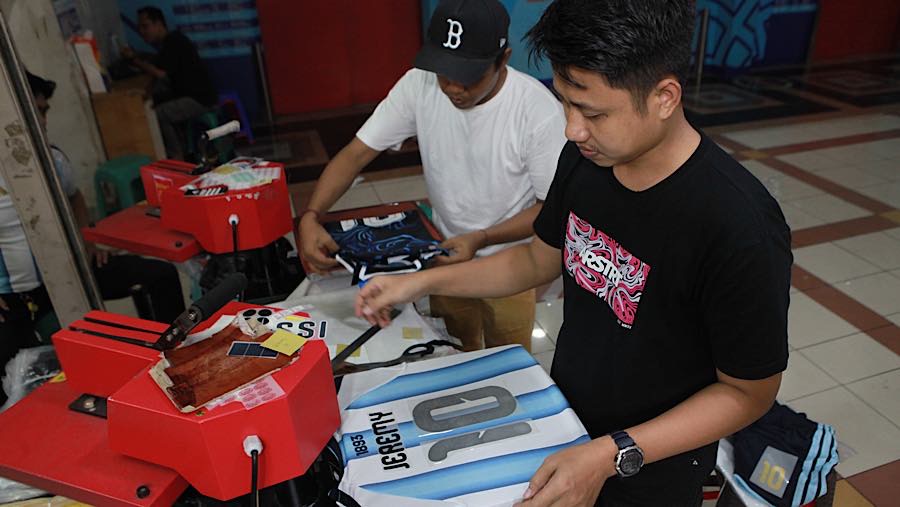 Harga sablon bervariasi dari harga Rp20.000 hingga Rp80.000. (Bloomberg Technoz/Andrean Kristianto)