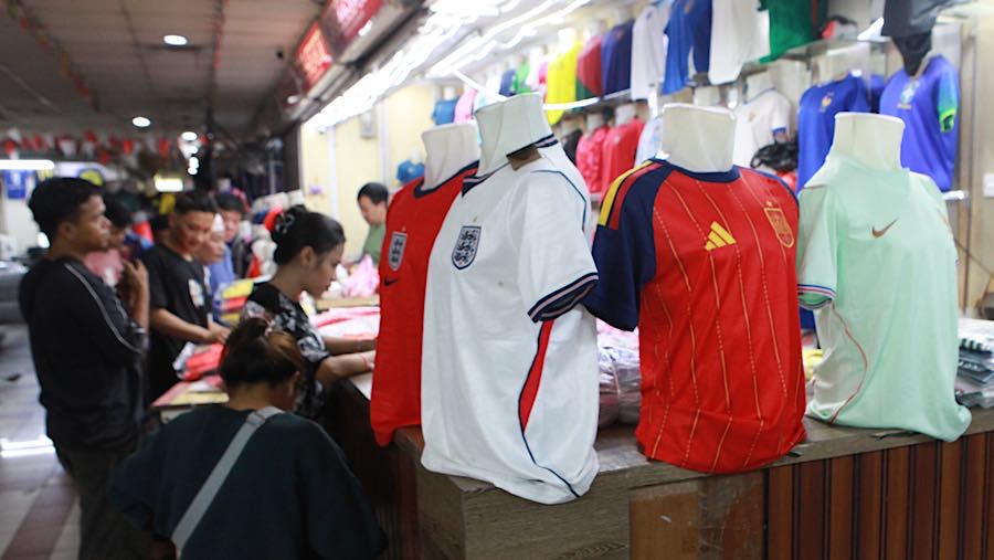 Pedagang mengaku mendapatkam omzet penjualan jersey piala dunia hingga puluhan juta perhari. (Bloomberg Technoz/Andrean Kristianto)