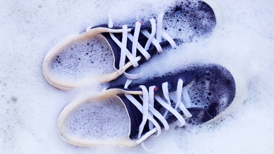 Ilustrasi Mencuci Sepatu (envato)