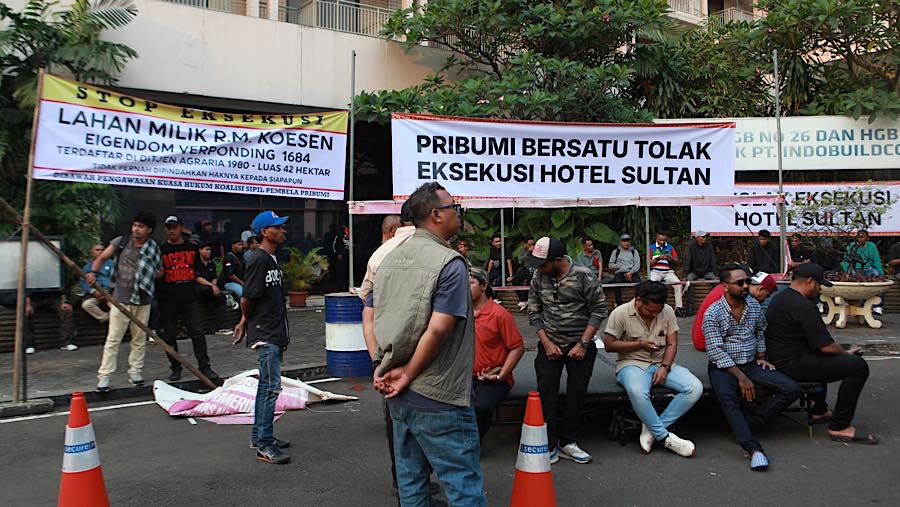 Sejumlah orang berkumpul di depan hotel Sultan, Jakarta, Rabu (17/6/2026). (Bloomberg Technoz/Andrean Kristianto)
