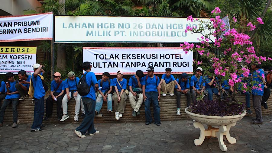 Ratusan massa berbaju biru mulai berkumpul di sekitar lokasi untuk menyatakan penolakan terhadap rencana eksekusi.