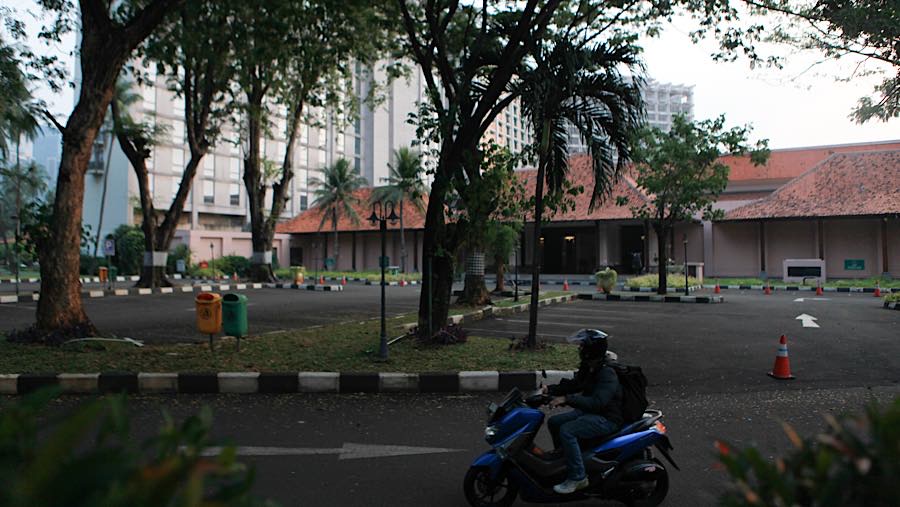 Pemerintah mengimbau seluruh pihak, terutama manajemen PT Indobuildco, bersikap kooperatif demi kepentingan para karyawan.