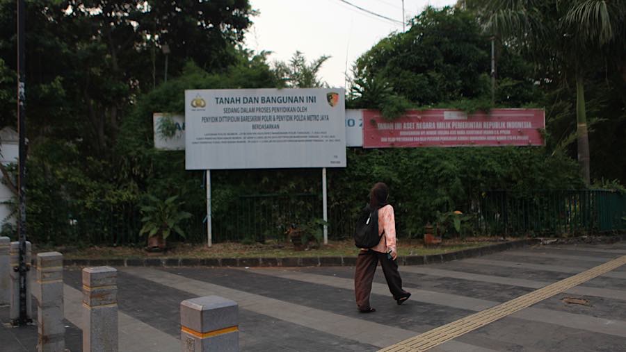 Pengadilan Negeri Jakarta Pusat memerintahkan PT Indobuildco melakukan pengosongan dan mengembalikan lahan serta bangunan kepada Kemensetneg.