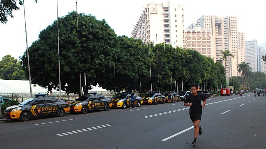 Pengamanan di kawasan Hotel Sultan, Senayan, Jakarta Pusat, mulai diperketat menjelang pelaksanaan eksekusi pengosongan. (Bloomberg Technoz/Andrean K)