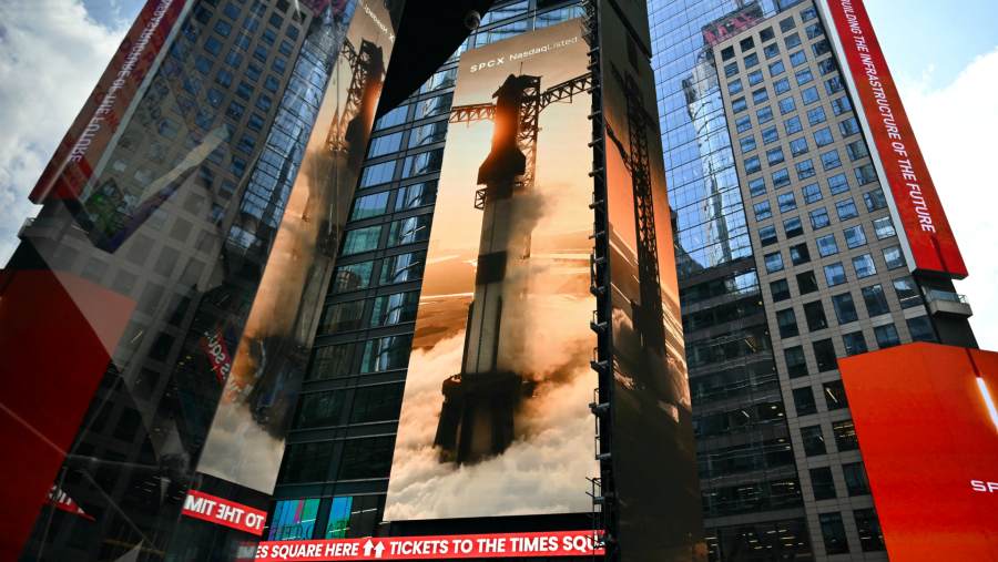 Penampilan di layar Times Square Elon Musk saat IPO SpaceX. dok: Victor J. Blue/Bloomberg