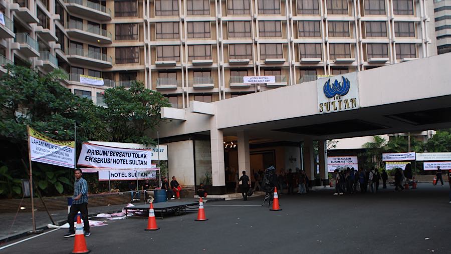 Sejumlah orang berkumpul di depan hotel Sultan, Jakarta, Rabu (17/6/2026). (Bloomberg Technoz/Andrean Kristianto)
