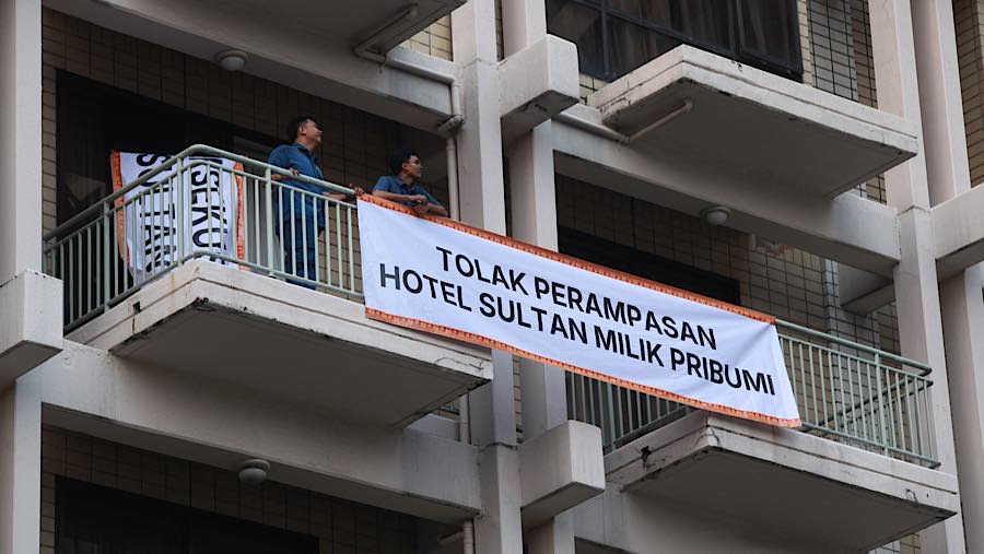 Jelang pelaksanaan eksekusi pengosongan Blok 15 GBK eks Hotel Sultan suasana di kawasan hotel mulai dipenuhi berbagai bentuk penolakan.