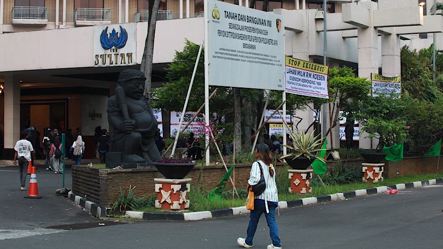 Selain spanduk penolakan, di area tersebut juga terpasang papan plang bertuliskan tanah dan bangunan tersebut sedang dalam proses penyidikan.