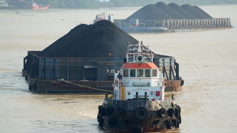 Tongkang yang mengangkut batu bara di Sungai Mahakam di Samarinda, Kalimantan Timur, Indonesia./Bloomberg-Dimas Ardian