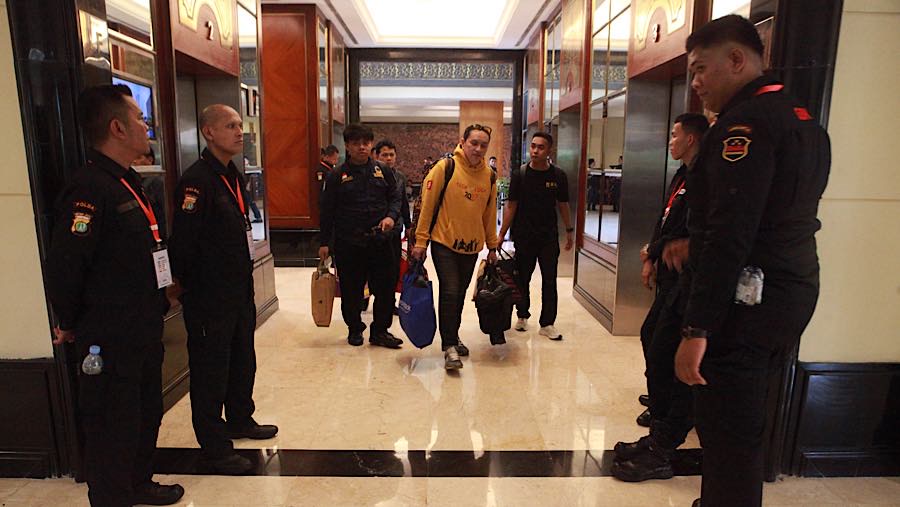 Beberapa kali terlihat pengunjung hotel masih turun dari lift di dalam gedung Hotel Sultan. (Bloomberg Technoz/Andrean Kristianto)