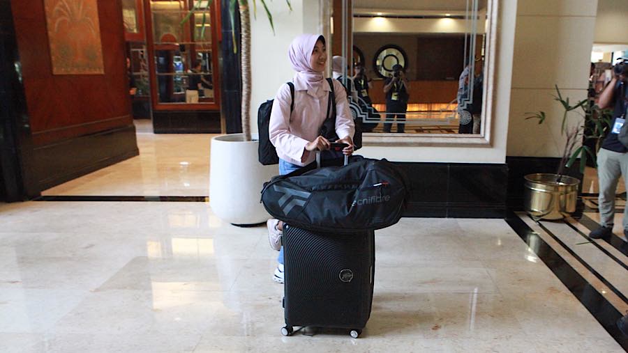 Beberapa pengunjung hotel terlihat membawa koper dan keluarga saat eksekusi pengosongan. (Bloomberg Technoz/Andrean Kristianto)