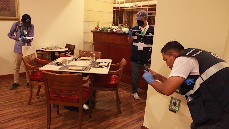 Usai berhasil masuk, sejumlah petugas terlihat mendata inventaris hotel. (Bloomberg Technoz/Andrean Kristianto)