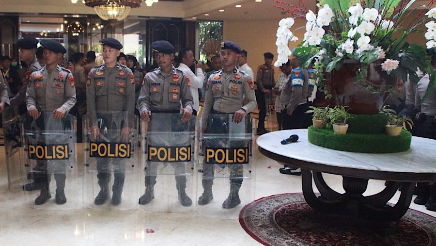 Kericuhan di area Hotel Sultan sudah mulai mereda dan aparat serta juru sita masih terus melakukan penyisiran ke seluruh area hotel.
