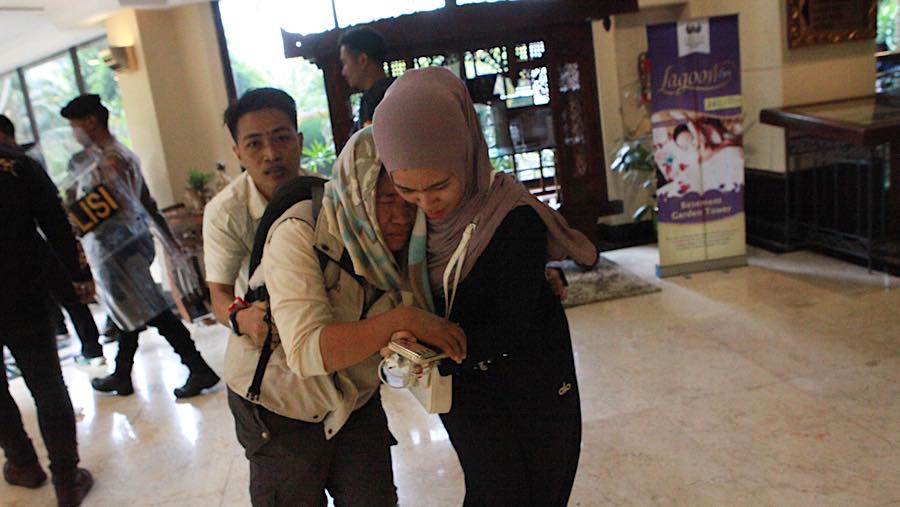 Beberapa karyawan terlihat masih berada di dalam hotel Sultan saat eksukusi pengosongan. (Bloomberg Technoz/Andrean Kristianto)