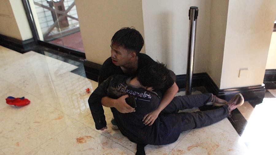 Beberapa massa aksi terlihat ditangkap oleh aparat kepolisian. (Bloomberg Technoz/Andrean Kristianto)