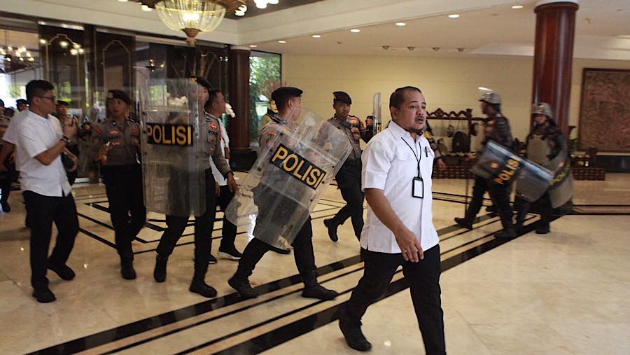 Suasana saat eksekusi pengosongan lahan kawasan eks Hotel Sultan di Blok 15 GBK, Senayan, Kamis (18/6/2026). (Bloomberg Technoz/Andrean Kristianto)