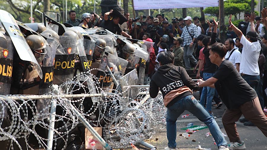 Massa penolak eksekusi pengosongan lahan kawasan eks Hotel Sultan bentrok dengan polisi di Blok 15 GBK, Kamis (18/6/2026). (Bloomberg Technoz/Andrean)