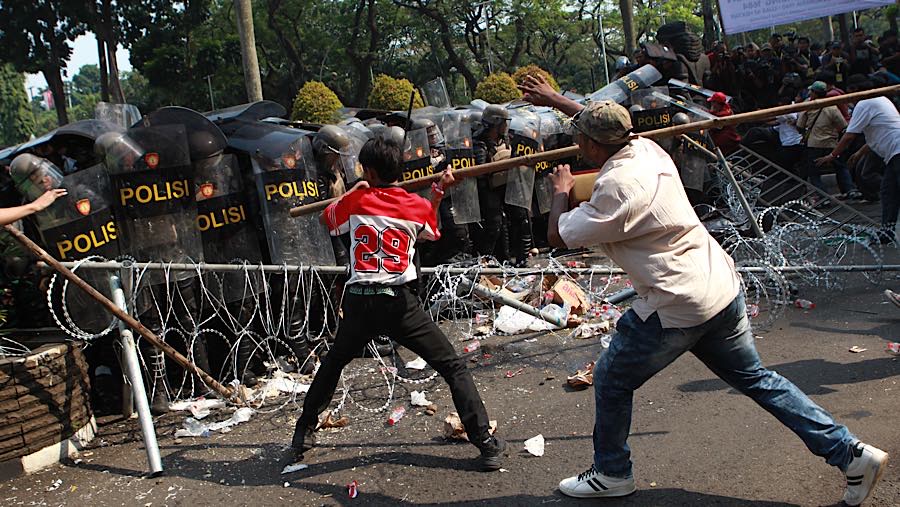 Massa penolak eksekusi pengosongan lahan kawasan eks Hotel Sultan berujung bentrok dengan polisi. (Bloomberg Technoz/Andrean Kristianto)