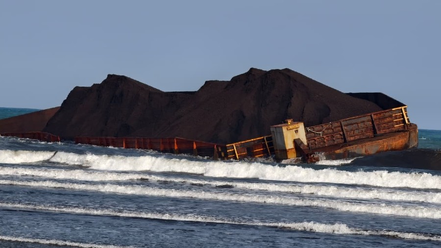 Tongkang berisi 80.000 ton batu bara terdampar di Pantai Pangandaran./dok. Humas Polri