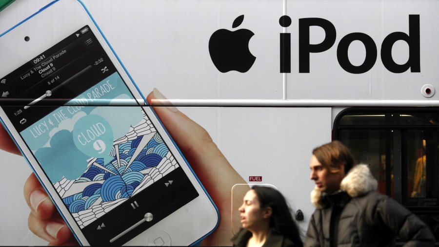 Papan iklan iPod tahun 2012 di sebuah bus yang beroeperasi di London, Inggris. Simon Dawson/Bloomberg