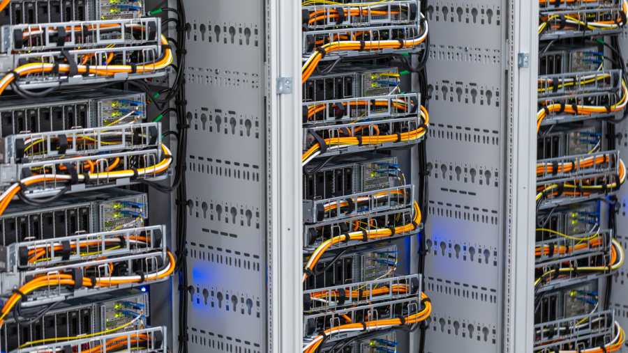 Pusat data menggerakan teknologi AI hingga kemampuannya makin canggih, manusia kalah. dok: Bloomberg