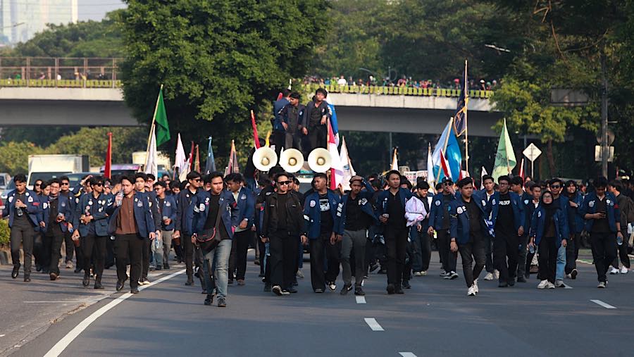 Sejumlah mahasiswa melakukan aksi long march menuju depan gedung DPR/MPR, Jakarta, Jumat (19/6/2026). (Bloomberg Technoz/Andrean Kristianto)