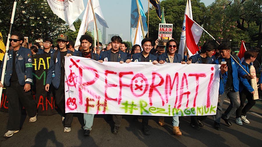 Ratusan mahasiswa dari berbagai kampus turun ke jalan untuk menyampaikan sejumlah tuntutan kepada pemerintah dan DPR RI. (Bloomberg Technoz/Andrean K)