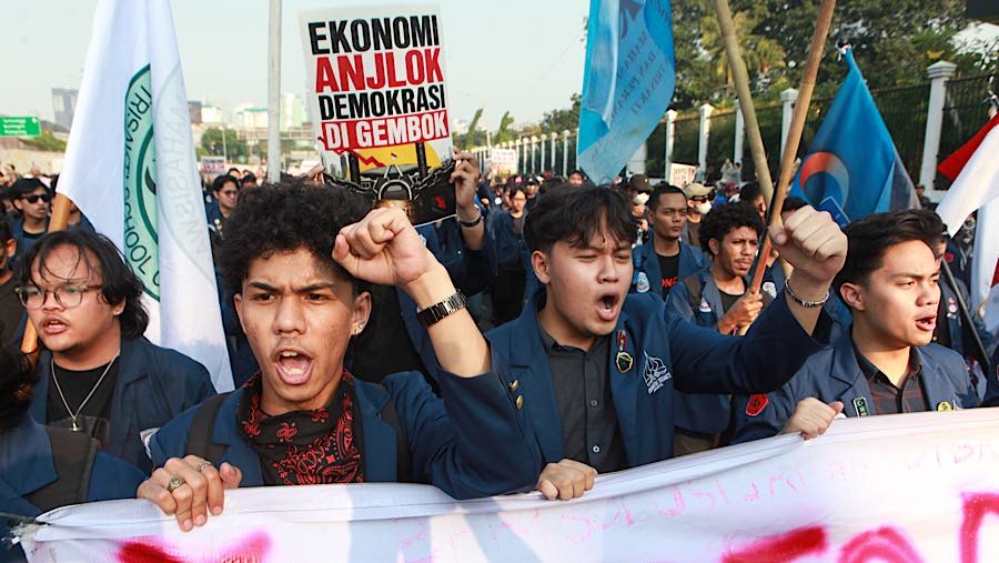 Para mahasiswa juga membawa sejumlah poster berisi tuntutan, di antaranya soal kenaikan harga BBM. (Bloomberg Technoz/Andrean Kristianto)