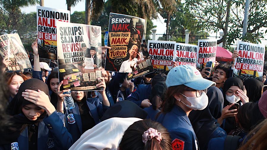 Akibat aksi tersebut, Jalan Gatot Subroto di depan kompleks parlemen ditutup sementara. (Bloomberg Technoz/Andrean Kristianto)