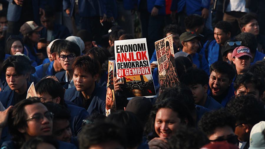 Sejumlah mahasiswa melakukan aksi unjuk rasa di depan gedung DPR/MPR, Jakarta, Jumat (19/6/2026). (Bloomberg Technoz/Andrean Kristianto)