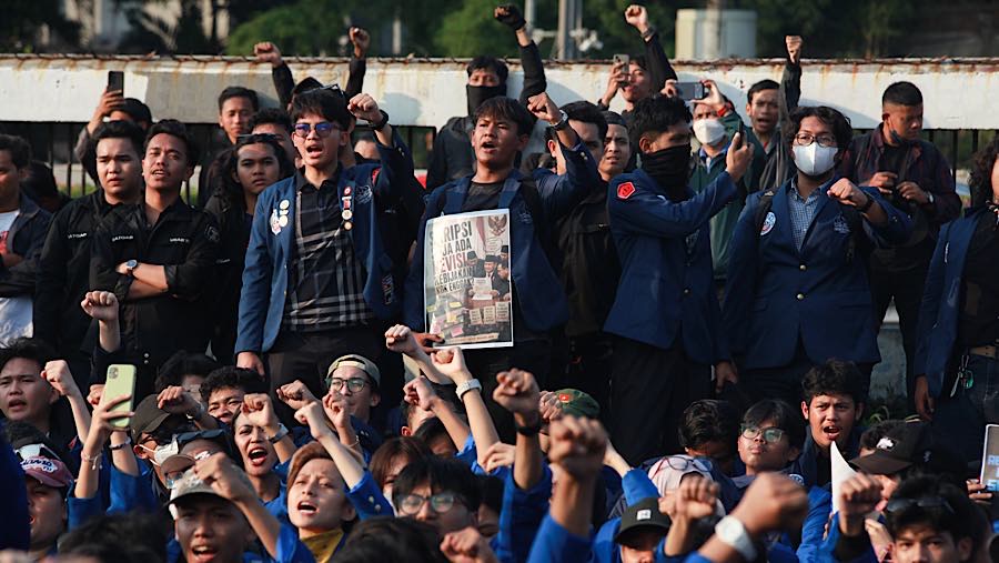 Mereka menyuarakan tiga tuntutan, yakni memulihkan kondisi ekonomi dan politik, memberantas inkompetensi pejabat, serta mengembalikan supremasi sipil.