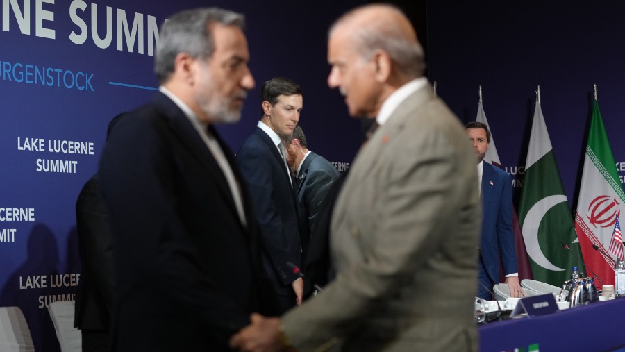 Menteri Luar Negeri Iran Abbas Araqchi (kiri) berjabat tangan dengan Perdana Menteri Pakistan Shehbaz Sharif. (Sumber: Bloomberg)