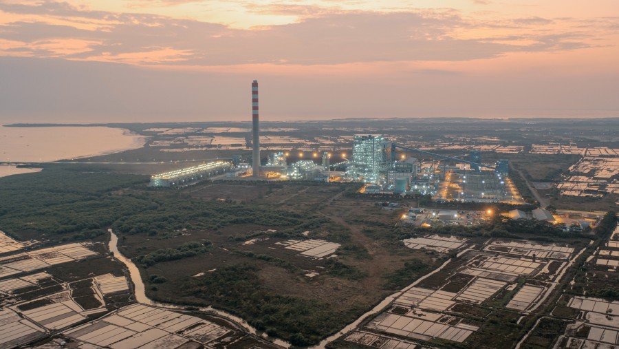 Pembangkit listrik tenaga batubara Cirebon-2 di Cirebon, Jawa Barat, Indonesia./Bloomberg-Muhammad Fadli