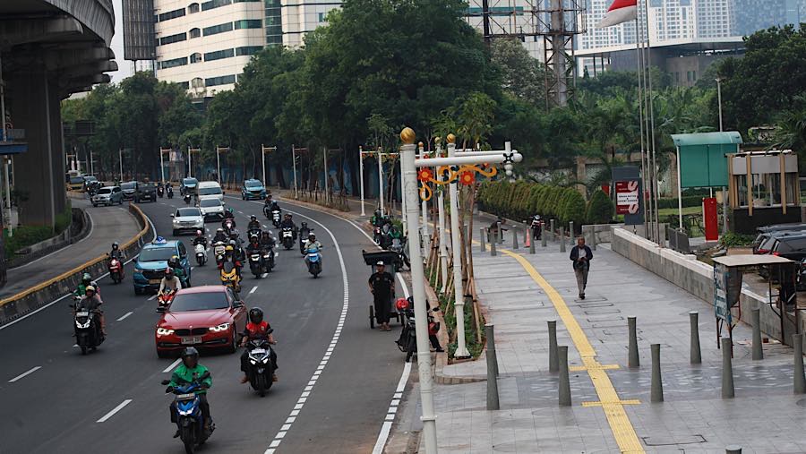 Perubahan juga terlihat dari hilangnya perbedaan elevasi antara jalur cepat dan jalur lambat yang sebelumnya membelah ruas jalan. 