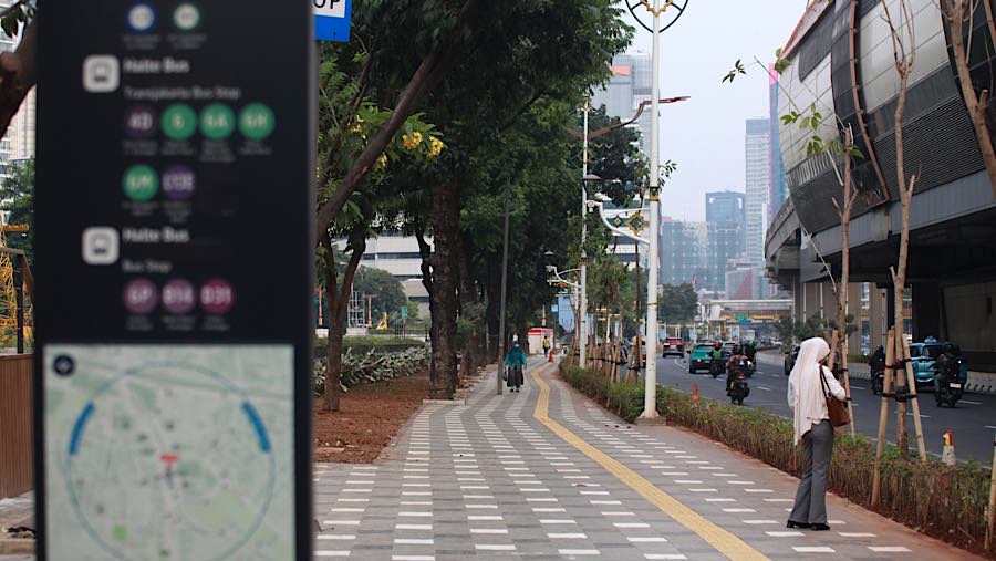 Warga berada di pedestrian kawasan Rasuna Said, Jakarta, Senin (22/6/2026). (Bloomberg Technoz/Andrean Kristianto)