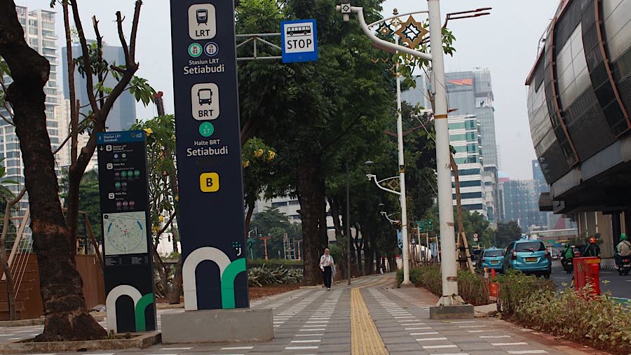 Warga berada di pedestrian kawasan Rasuna Said, Jakarta, Senin (22/6/2026). (Bloomberg Technoz/Andrean Kristianto)