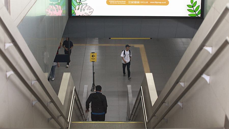 Warga berjalan di dalam Stasiun MRT Blok M, Jakarta, Senin (22/6/2026). (Bloomberg Technoz/Andrean Kristianto)