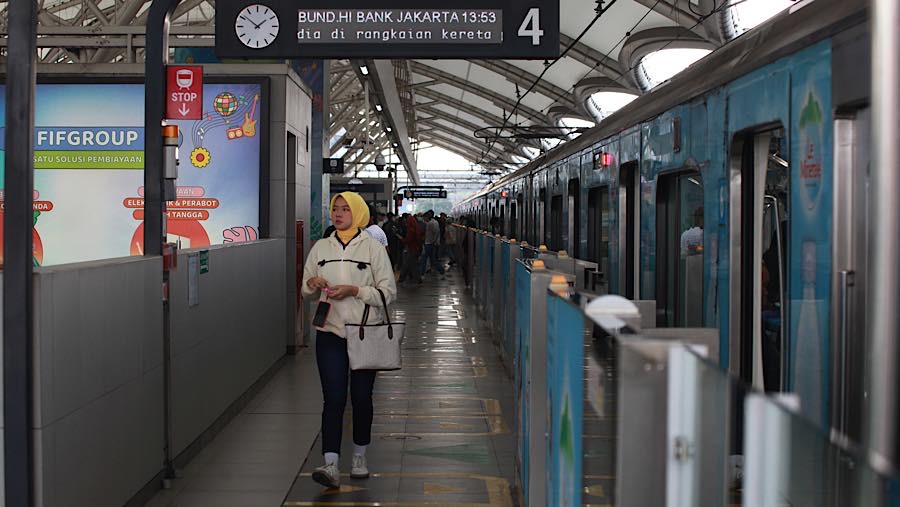 Warga berjalan di dalam Stasiun MRT Blok M, Jakarta, Senin (22/6/2026). (Bloomberg Technoz/Andrean Kristianto)